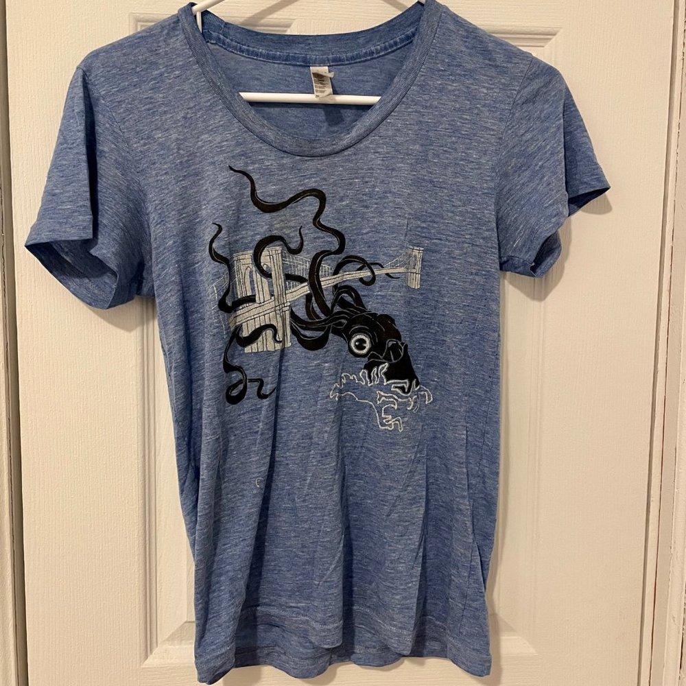 Squid Attaching Brooklyn Bridge American Apparel T-Shirt (M)